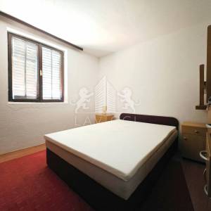 Dvojna kuća s 2 apartmana u Vrsima – 250 m od mora