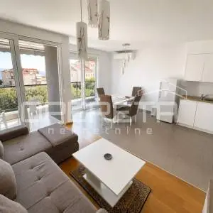 Dvosoban stan s garažom i pogledom na more – Sirobuja