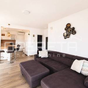 Dvosoban stan s krovnom terasom i otvorenim pogledom na more