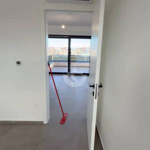 DVOSOBAN STAN S VELIKOM TERASOM, 1.KAT - 350 M OD MORA, POVLJANA - PAG
