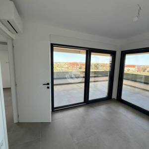 DVOSOBNI STAN S PRPSTRANOM TERASOM, 1. KAT, 350 M OD MORA, POVLJANA - PAG