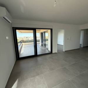 DVOSOBNI STAN S PRPSTRANOM TERASOM, 1. KAT, 350 M OD MORA, POVLJANA - PAG