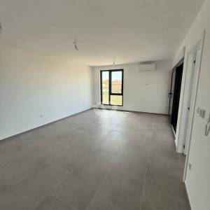 DVOSOBNI STAN S PRPSTRANOM TERASOM, 1. KAT, 350 M OD MORA, POVLJANA - PAG