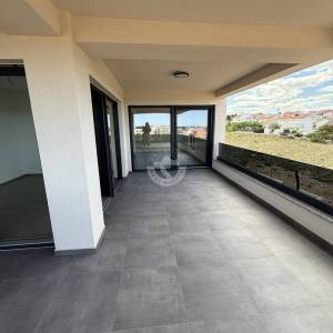 DVOSOBNI STAN S PRPSTRANOM TERASOM, 1. KAT, 350 M OD MORA, POVLJANA - PAG