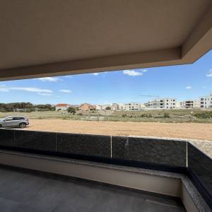 DVOSOBNI STAN S TERASOM I VRTOM, 350 M OD MORA, POVLJANA - PAG