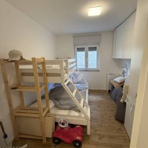 DVOSOBNI STAN S VRTOM, 400 M OD PLAŽE, POVLJANA - PAG