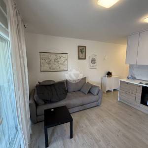 DVOSOBNI STAN S VRTOM, 400 M OD PLAŽE, POVLJANA - PAG