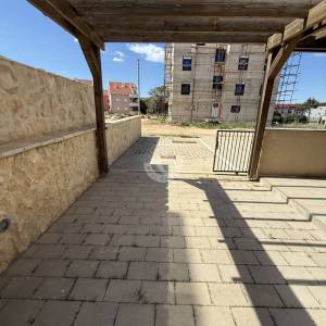DVOSOBNI STAN S VRTOM, 400 M OD PLAŽE, POVLJANA - PAG