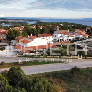 EKSKLUZIVNO! Građevinsko zemljište s pogledom na more – Premantura, 1.001 m²