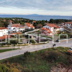 EKSKLUZIVNO! Građevinsko zemljište s pogledom na more – Premantura, 1.001 m²