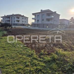 EKSKLUZIVNO! Građevinsko zemljište s pogledom na more – Premantura, 1.001 m²