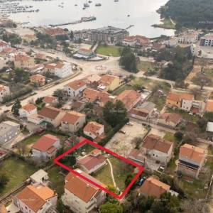 Eksluzivno! Građevinsko zemljište s pravomoćnom građevinskom dozvolom – 6 stanova, 300 m od mora, Medulin!