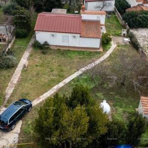 Eksluzivno! Građevinsko zemljište s pravomoćnom građevinskom dozvolom – 6 stanova, 300 m od mora, Medulin!