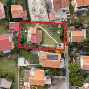 Eksluzivno! Građevinsko zemljište s pravomoćnom građevinskom dozvolom – 6 stanova, 300 m od mora, Medulin!