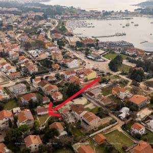 Eksluzivno! Građevinsko zemljište s pravomoćnom građevinskom dozvolom – 6 stanova, 300 m od mora, Medulin!
