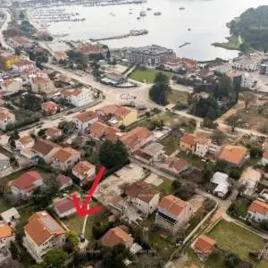 Eksluzivno! Građevinsko zemljište s pravomoćnom građevinskom dozvolom – 6 stanova, 300 m od mora, Medulin!