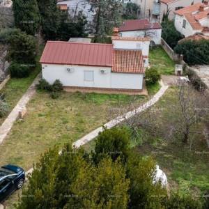 Eksluzivno! Građevinsko zemljište s pravomoćnom građevinskom dozvolom – 6 stanova, 300 m od mora, Medulin!