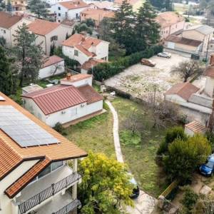 Eksluzivno! Građevinsko zemljište s pravomoćnom građevinskom dozvolom – 6 stanova, 300 m od mora, Medulin!