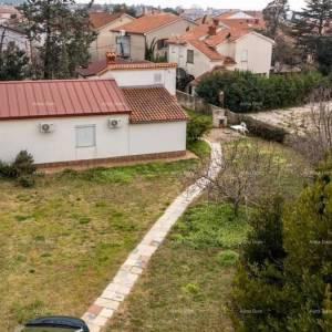 Eksluzivno! Građevinsko zemljište s pravomoćnom građevinskom dozvolom – 6 stanova, 300 m od mora, Medulin!