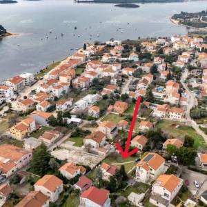 Eksluzivno! Građevinsko zemljište s pravomoćnom građevinskom dozvolom – 6 stanova, 300 m od mora, Medulin!