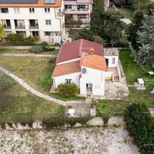 Eksluzivno! Građevinsko zemljište s pravomoćnom građevinskom dozvolom – 6 stanova, 300 m od mora, Medulin!