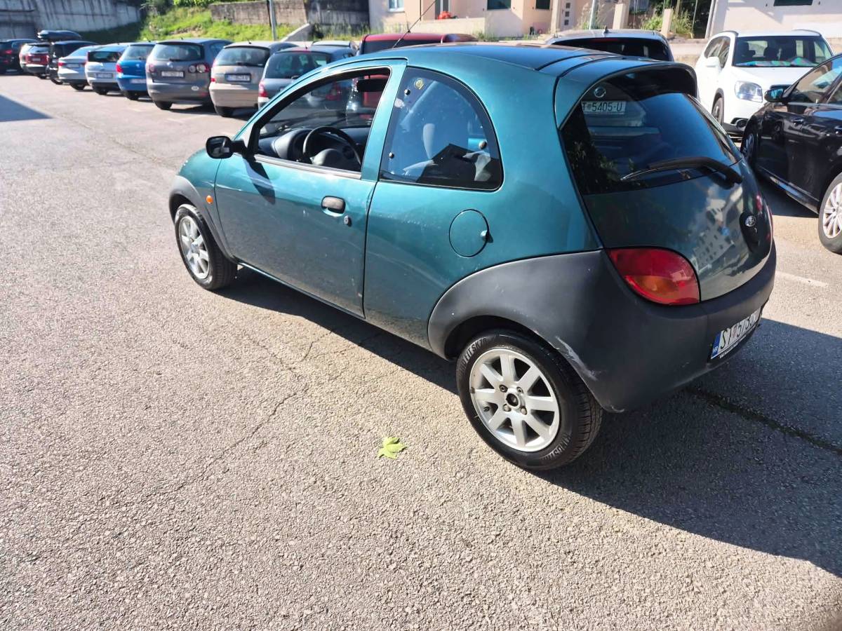 Ford Ka 1.3 i 44 kW bez hrđe 80000 km mala potrošnja