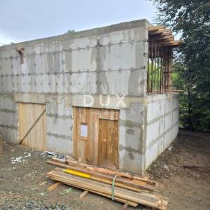 GORSKI KOTAR, FUŽINE - Započeta trokatnica u srcu prirode, 3100m2 okućnice