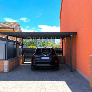 Grad Krk, apartman u prizemlju s okućnicom!