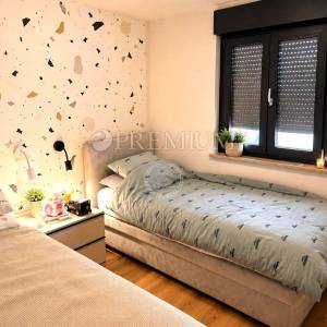 Grad Krk, apartman u prizemlju s okućnicom!