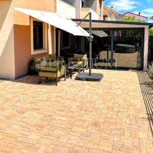 Grad Krk, apartman u prizemlju s okućnicom!