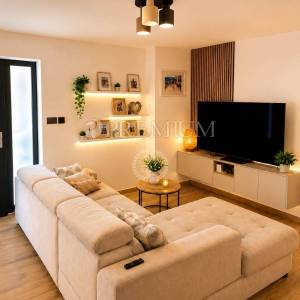 Grad Krk, apartman u prizemlju s okućnicom!