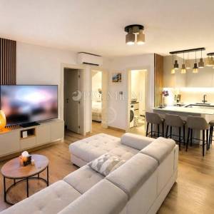 Grad Krk, apartman u prizemlju s okućnicom!