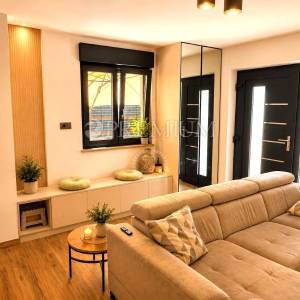 Grad Krk, apartman u prizemlju s okućnicom!