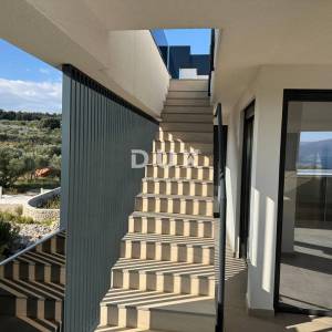 GRAD KRK, CENTAR - Dvoetažni penthouse s bazenom i panoramskim pogledom