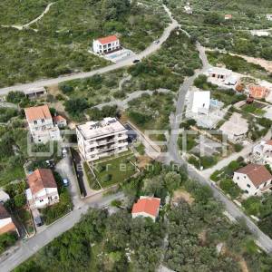 Građevinsko zemljište 930 m2 s dozvolom za 6 stanova, Lumbarda