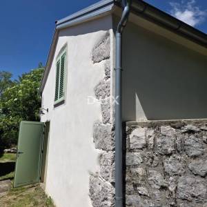 GROBNIK - Autohtona kamena kuća s pogledom na more!