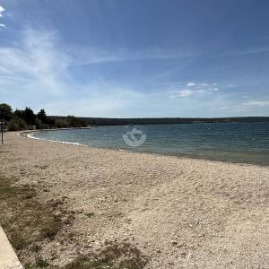 Hrvatska, Zadar, Gornji Karin, 400 m od mora, polovica dvojne kuće, 1 spavaća soba - 51,44m2, pogled na more, garaža i vrt...