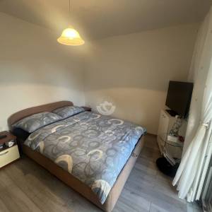 Hrvatska, Zadar, Gornji Karin, 400 m od mora, polovica dvojne kuće, 1 spavaća soba - 51,44m2, pogled na more, garaža i vrt...