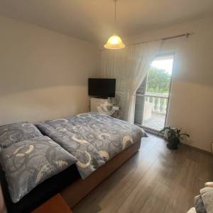 Hrvatska, Zadar, Gornji Karin, 400 m od mora, polovica dvojne kuće, 1 spavaća soba - 51,44m2, pogled na more, garaža i vrt...