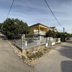 Hrvatska, Zadar, Gornji Karin, 400 m od mora, polovica dvojne kuće, 1 spavaća soba - 51,44m2, pogled na more, garaža i vrt...