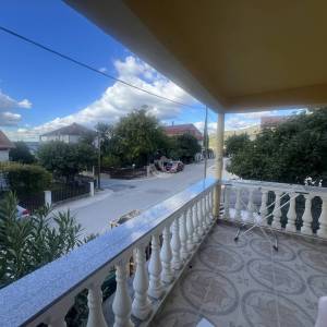 Hrvatska, Zadar, Gornji Karin, 400 m od mora, polovica dvojne kuće, 1 spavaća soba - 51,44m2, pogled na more, garaža i vrt...