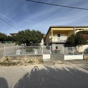 Hrvatska, Zadar, Gornji Karin, 400 m od mora, polovica dvojne kuće, 1 spavaća soba - 51,44m2, pogled na more, garaža i vrt...