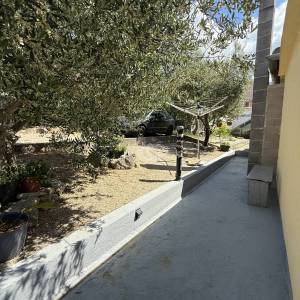 Hrvatska, Zadar, Gornji Karin, 400 m od mora, polovica dvojne kuće, 1 spavaća soba - 51,44m2, pogled na more, garaža i vrt...