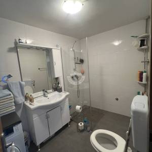 Hrvatska, Zadar, Gornji Karin, 400 m od mora, polovica dvojne kuće, 1 spavaća soba - 51,44m2, pogled na more, garaža i vrt...