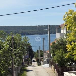 Hrvatska, Zadar, Gornji Karin, 400 m od mora, polovica dvojne kuće, 1 spavaća soba - 51,44m2, pogled na more, garaža i vrt...