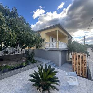 Hrvatska, Zadar, Gornji Karin, 400 m od mora, polovica dvojne kuće, 1 spavaća soba - 51,44m2, pogled na more, garaža i vrt...
