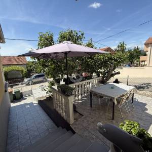Hrvatska, Zadar, Gornji Karin, 400 m od mora, polovica dvojne kuće, 1 spavaća soba - 51,44m2, pogled na more, garaža i vrt...