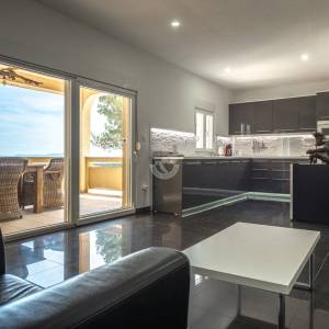 Hrvatska, Zadar, Vir - luksuzna vila s 3 apartmana i garažom, velikim parkingom i dvorištem,  191.32 m2, 30 m do plaže