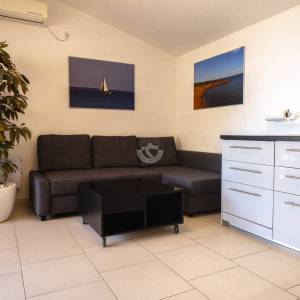 Hrvatska, Zadar, Vir - luksuzna vila s 3 apartmana i garažom, velikim parkingom i dvorištem,  191.32 m2, 30 m do plaže