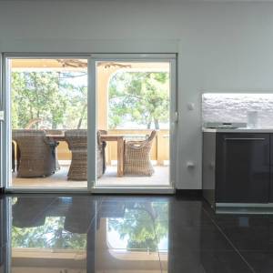 Hrvatska, Zadar, Vir - luksuzna vila s 3 apartmana i garažom, velikim parkingom i dvorištem,  191.32 m2, 30 m do plaže